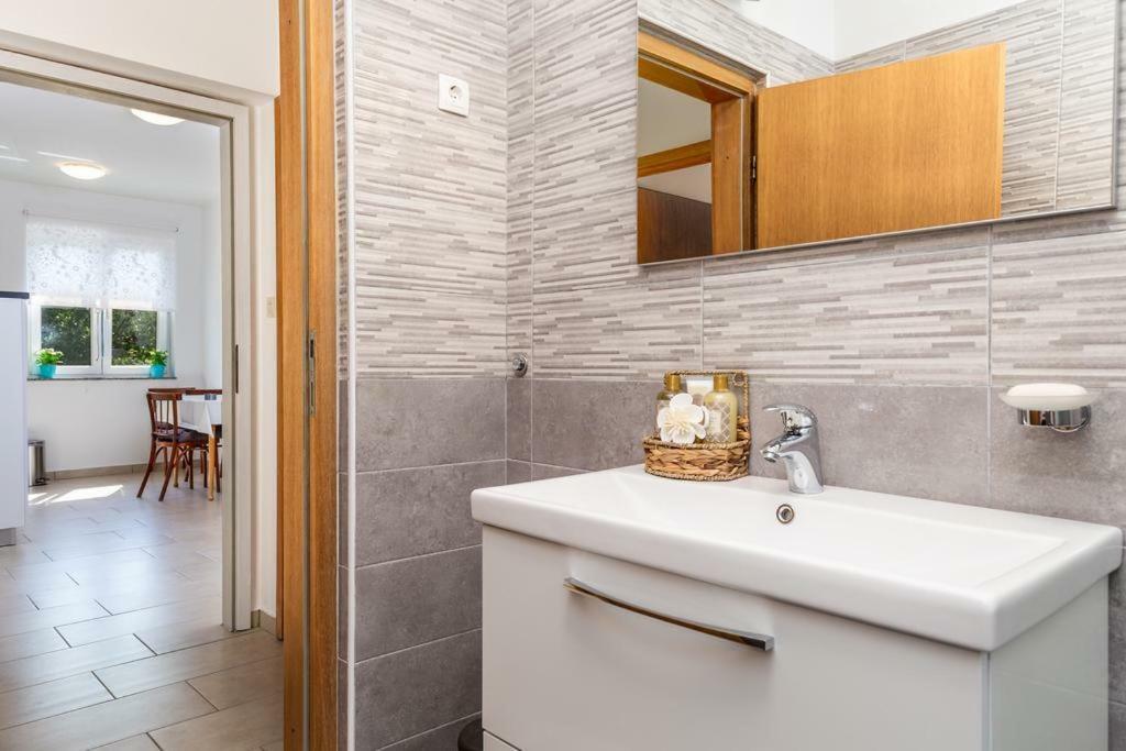 Apartment Roza, Sea View, Free Parking Ičići Buitenkant foto