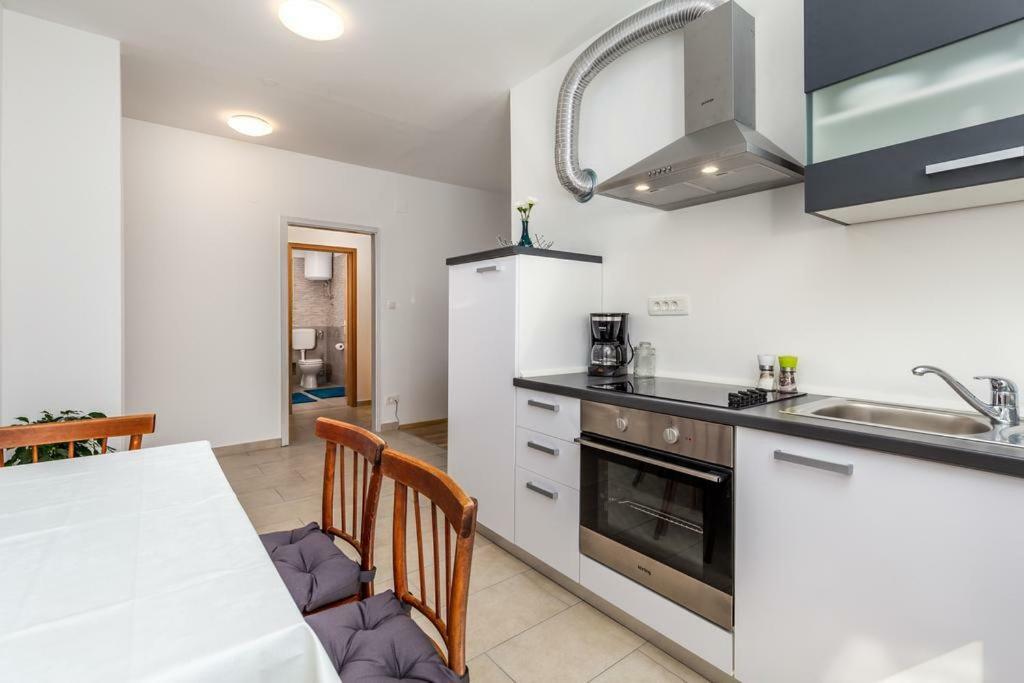 Apartment Roza, Sea View, Free Parking Ičići Buitenkant foto